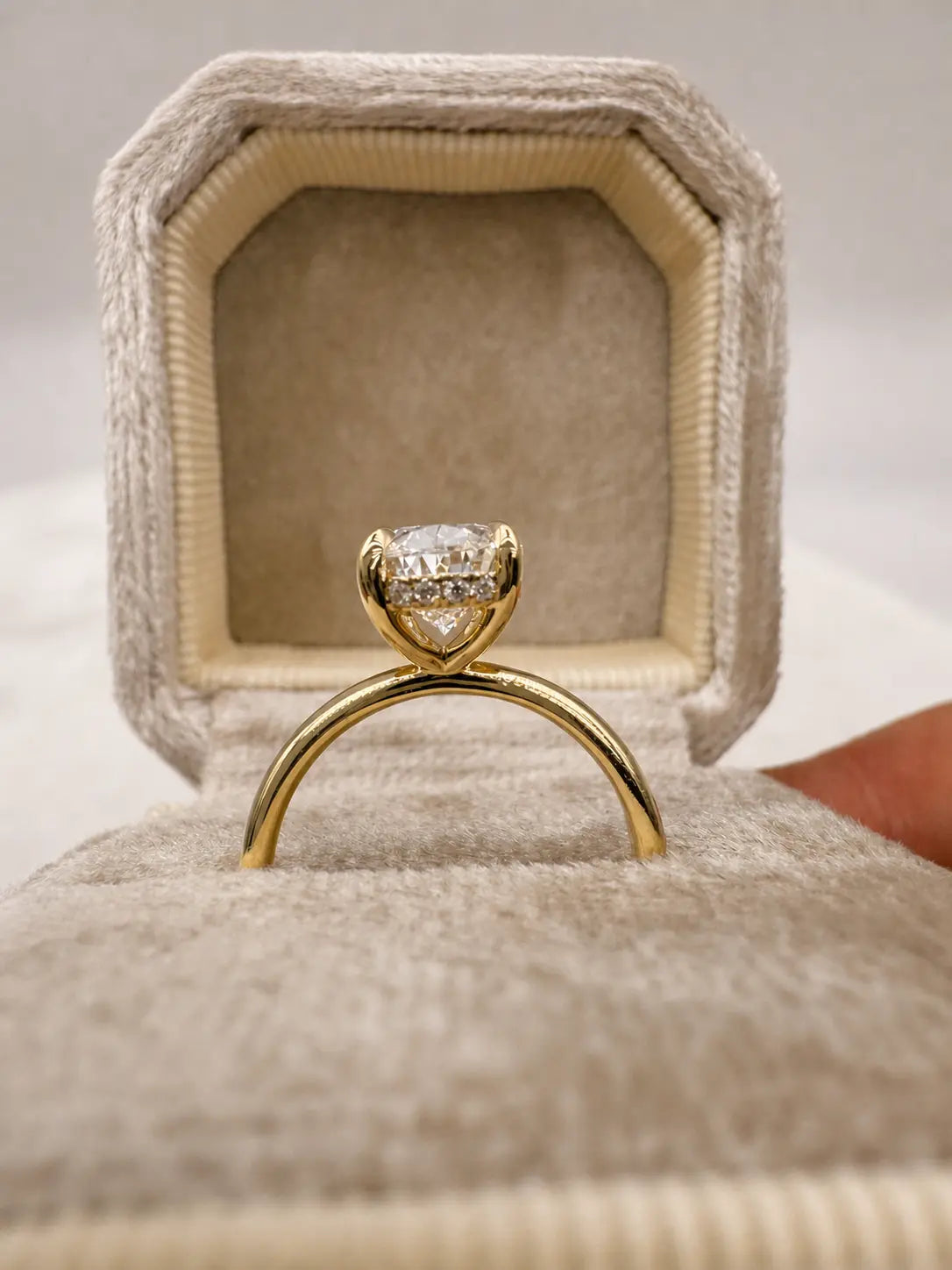 2.03ct oval lab-grown diamond hidden halo ring – 18k